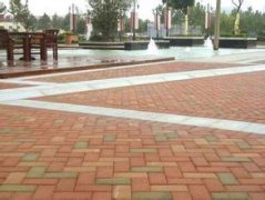 人行道使用混凝土取代彩磚，進(jìn)步還是倒退？